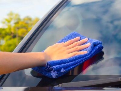 Cara Mudah Bersihkan Kaca Mobil di Rumah