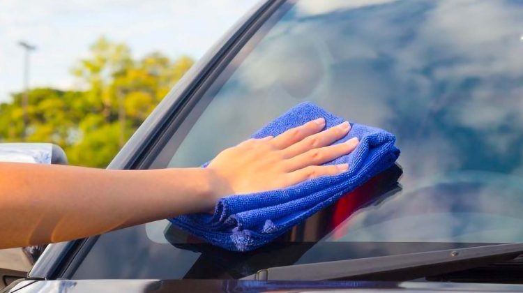 Cara Mudah Bersihkan Kaca Mobil di Rumah