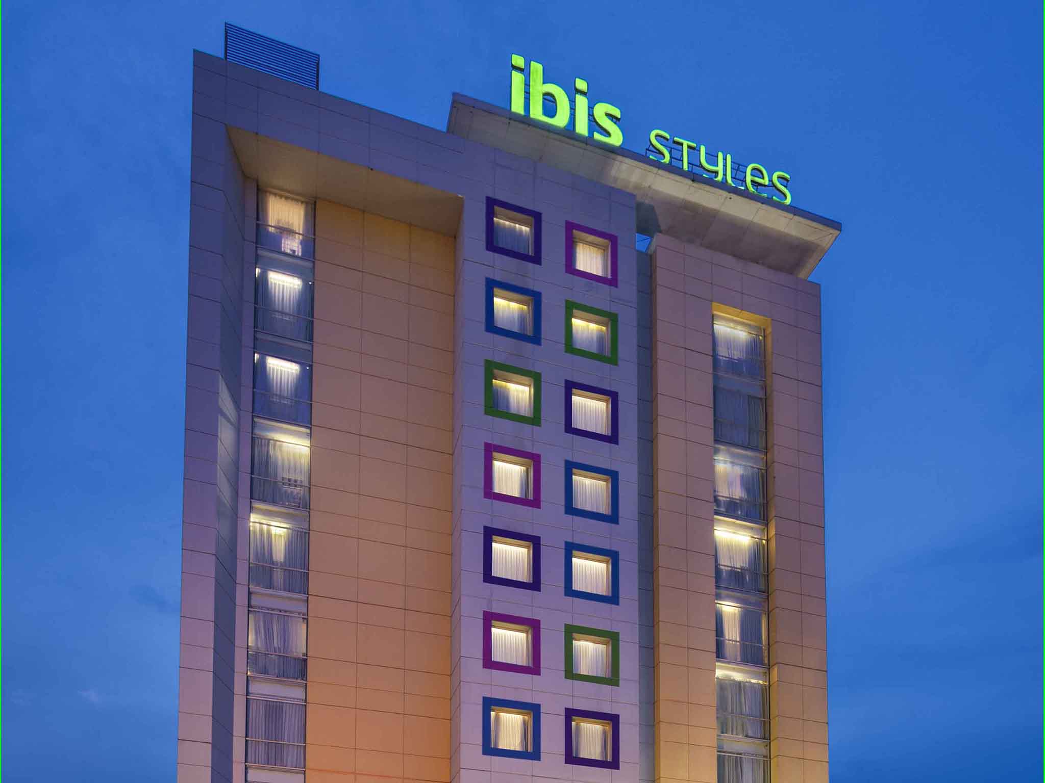 http://www.accorhotels.com/6530